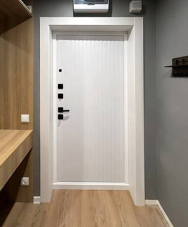 Белая дверь в квартире