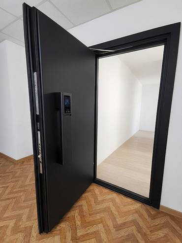 Черная современная дверь