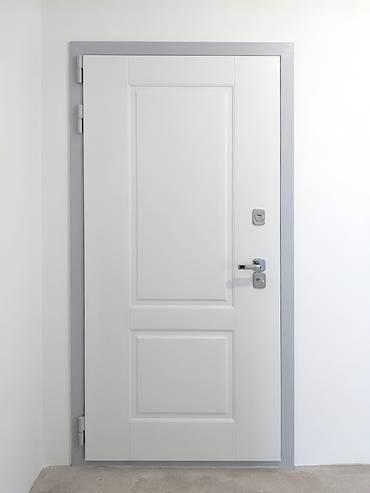 Дверь белого цвета