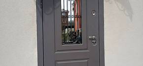 Фото дверей с ковкой и стеклом